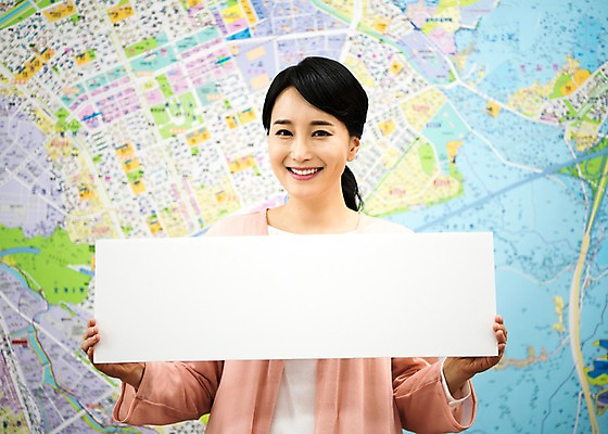 포토 JPG 배너 여자 지도 부동산 사각프레임 광고판 알림판 실내 한명 서기 미소 들기 상반신 성인 앞모습 아웃포커스 30대 한국인 주부 성인여자한명만 국내포토 1 뷰포인트 모션 프레임 촬영기법 표정 사람 동양인 내부 장년 사각형 재산 판 여자한명만 성인여자만 파일형식