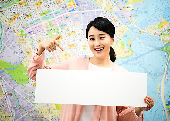 포토 JPG 배너 여자 부동산 사각프레임 광고판 알림판 실내 한명 서기 미소 들기 상반신 성인 앞모습 아웃포커스 30대 한국인 가리킴 주부 성인여자한명만 국내포토 1 뷰포인트 모션 프레임 촬영기법 표정 사람 동양인 손짓 내부 장년 사각형 재산 판 여자한명만 성인여자만 파일형식