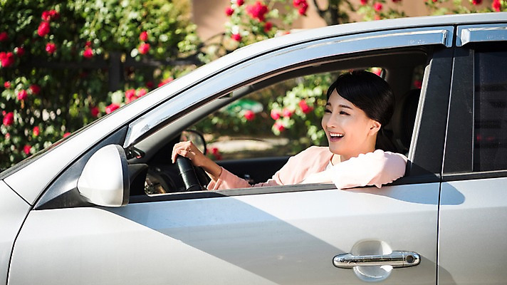 포토 JPG 주간 응시 여자 자동차 한명 미소 앉기 상반신 성인 야외 옆모습 아웃포커스 30대 한국인 주부 성인여자한명만 국내포토 자연요소 1 시선 육상교통 뷰포인트 모션 촬영기법 표정 사람 동양인 장년 여자한명만 성인여자만 파일형식