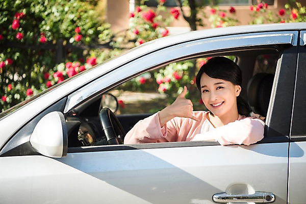 포토 JPG 주간 여자 자동차 한명 미소 앉기 손짓 상반신 성인 야외 옆모습 아웃포커스 30대 한국인 주부 통화 손전화 성인여자한명만 국내포토 자연요소 1 육상교통 뷰포인트 모션 촬영기법 표정 사람 동양인 장년 여자한명만 성인여자만 파일형식