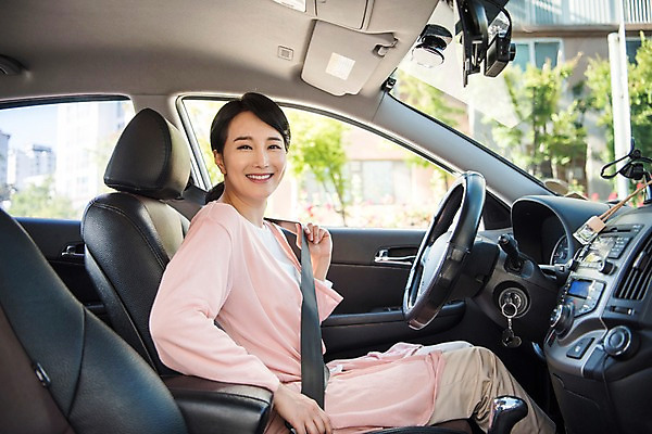 포토 JPG 주간 여자 자동차 한명 미소 앉기 상반신 성인 야외 옆모습 아웃포커스 30대 한국인 주부 차안 안전벨트 성인여자한명만 국내포토 자연요소 1 육상교통 뷰포인트 모션 촬영기법 표정 안전 사람 동양인 장년 여자한명만 성인여자만 파일형식