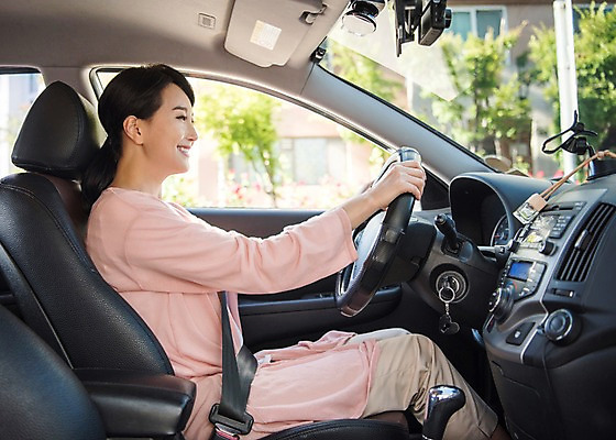 포토 JPG 주간 응시 여자 자동차 한명 미소 앉기 상반신 성인 야외 옆모습 아웃포커스 30대 운전 한국인 주부 차안 성인여자한명만 국내포토 자연요소 1 시선 육상교통 뷰포인트 모션 촬영기법 표정 사람 동양인 장년 여자한명만 성인여자만 파일형식