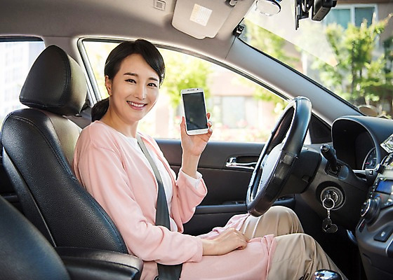 포토 JPG 주간 여자 자동차 한명 미소 들기 앉기 상반신 성인 야외 옆모습 아웃포커스 30대 스마트폰 한국인 주부 차안 성인여자한명만 국내포토 자연요소 1 육상교통 뷰포인트 모션 촬영기법 표정 사람 동양인 장년 핸드폰 스마트기기 여자한명만 성인여자만 파일형식