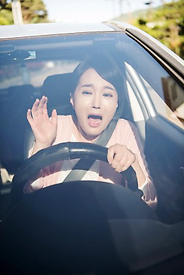 포토 JPG 주간 응시 여자 자동차 한명 앉기 상반신 성인 야외 앞모습 30대 운전 한국인 교통사고 주부 접촉사고 차사고 성인여자한명만 국내포토 자연요소 1 시선 육상교통 뷰포인트 모션 사람 동양인 장년 사건 여자한명만 성인여자만 파일형식