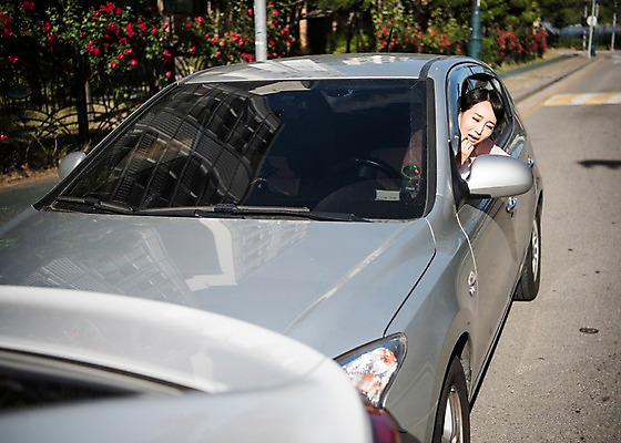 포토 JPG 주간 응시 여자 자동차 한명 앉기 상반신 성인 야외 앞모습 아웃포커스 30대 운전 한국인 교통사고 주부 접촉사고 차사고 성인여자한명만 국내포토 자연요소 1 시선 육상교통 뷰포인트 모션 촬영기법 사람 동양인 장년 사건 여자한명만 성인여자만 파일형식