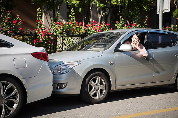 포토 JPG 주간 응시 여자 자동차 한명 앉기 상반신 성인 야외 앞모습 30대 운전 한국인 교통사고 주부 통화 접촉사고 차사고 성인여자한명만 국내포토 자연요소 1 시선 육상교통 뷰포인트 모션 사람 동양인 장년 사건 여자한명만 성인여자만 파일형식