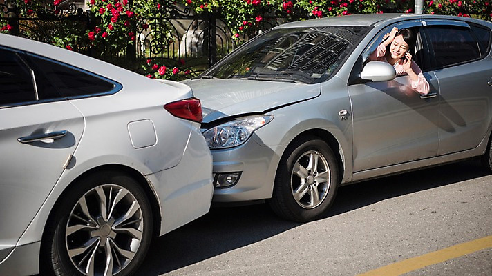 포토 JPG 주간 응시 여자 자동차 한명 앉기 상반신 성인 야외 앞모습 30대 운전 한국인 찡그림 교통사고 주부 통화 접촉사고 차사고 성인여자한명만 국내포토 자연요소 1 시선 육상교통 뷰포인트 모션 표정 사람 동양인 장년 사건 여자한명만 성인여자만 파일형식