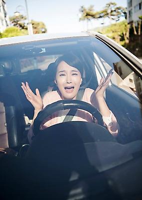 포토 JPG 주간 여자 자동차 한명 앉기 상반신 성인 야외 앞모습 30대 운전 한국인 찡그림 교통사고 주부 접촉사고 차사고 성인여자한명만 국내포토 자연요소 1 육상교통 뷰포인트 모션 표정 사람 동양인 장년 사건 여자한명만 성인여자만 파일형식