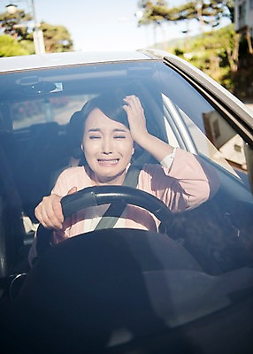 포토 JPG 주간 여자 자동차 한명 앉기 상반신 성인 야외 앞모습 30대 운전 한국인 찡그림 교통사고 주부 접촉사고 차사고 성인여자한명만 국내포토 자연요소 1 육상교통 뷰포인트 모션 표정 사람 동양인 장년 사건 여자한명만 성인여자만 파일형식