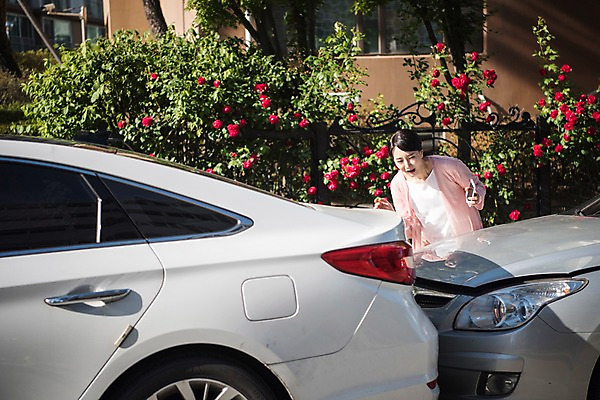 포토 JPG 주간 응시 여자 자동차 스트레스 한명 서기 상반신 성인 야외 앞모습 30대 한국인 교통사고 주부 접촉사고 성인여자한명만 국내포토 자연요소 1 시선 육상교통 뷰포인트 모션 사람 동양인 장년 사건 여자한명만 성인여자만 파일형식