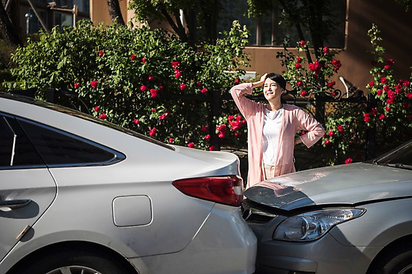 포토 JPG 주간 응시 여자 자동차 스트레스 한명 서기 상반신 성인 야외 앞모습 30대 한국인 교통사고 주부 접촉사고 성인여자한명만 국내포토 자연요소 1 시선 육상교통 뷰포인트 모션 사람 동양인 장년 사건 여자한명만 성인여자만 파일형식