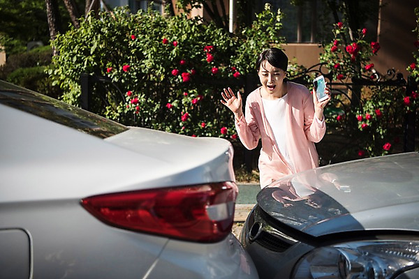 포토 JPG 주간 응시 여자 자동차 스트레스 한명 서기 들기 상반신 성인 야외 앞모습 30대 스마트폰 놀람 한국인 교통사고 주부 접촉사고 성인여자한명만 국내포토 자연요소 1 시선 감정 육상교통 뷰포인트 모션 표정 사람 동양인 장년 핸드폰 스마트기기 사건 여자한명만 성인여자만 파일형식