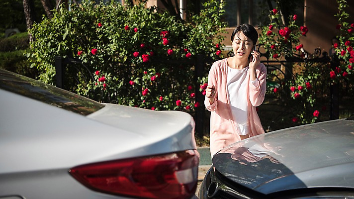 포토 JPG 주간 응시 여자 자동차 스트레스 한명 서기 들기 상반신 성인 야외 앞모습 30대 스마트폰 한국인 교통사고 주부 통화 접촉사고 성인여자한명만 국내포토 자연요소 1 시선 육상교통 뷰포인트 모션 사람 동양인 장년 핸드폰 스마트기기 사건 여자한명만 성인여자만 파일형식