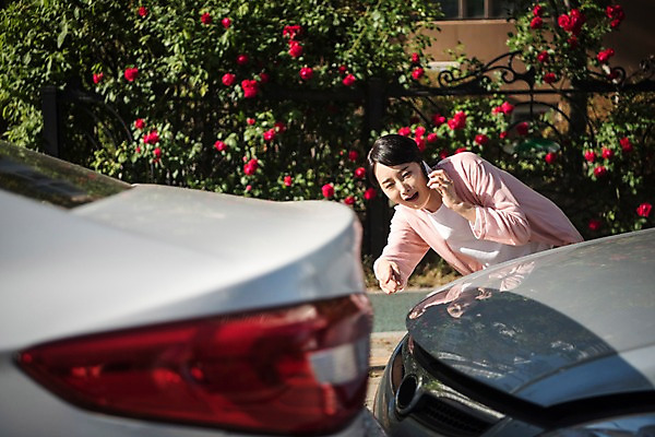 포토 JPG 주간 응시 여자 자동차 한명 서기 들기 상반신 성인 야외 앞모습 30대 스마트폰 한국인 가리킴 교통사고 주부 통화 접촉사고 성인여자한명만 국내포토 자연요소 1 시선 육상교통 뷰포인트 모션 사람 동양인 손짓 장년 핸드폰 스마트기기 사건 여자한명만 성인여자만 파일형식