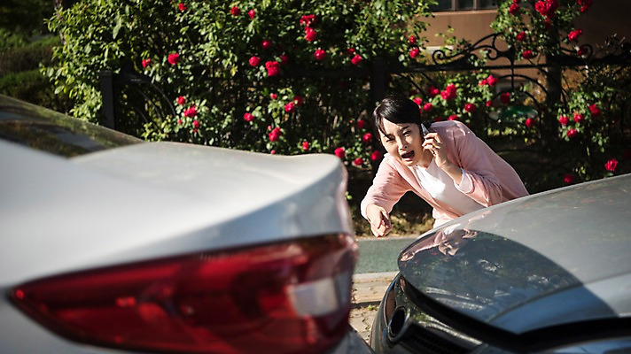 포토 JPG 주간 응시 여자 자동차 한명 서기 들기 상반신 성인 야외 앞모습 30대 스마트폰 한국인 가리킴 교통사고 주부 통화 접촉사고 성인여자한명만 국내포토 자연요소 1 시선 육상교통 뷰포인트 모션 사람 동양인 손짓 장년 핸드폰 스마트기기 사건 여자한명만 성인여자만 파일형식