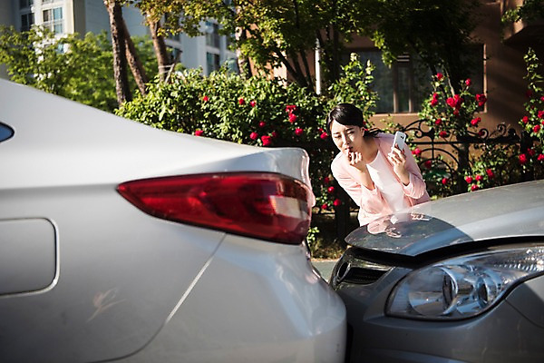포토 JPG 주간 응시 여자 자동차 한명 서기 들기 상반신 성인 야외 앞모습 30대 스마트폰 한국인 교통사고 주부 통화 접촉사고 성인여자한명만 국내포토 자연요소 1 시선 육상교통 뷰포인트 모션 사람 동양인 장년 핸드폰 스마트기기 사건 여자한명만 성인여자만 파일형식