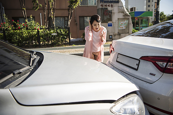 포토 JPG 주간 응시 여자 자동차 스트레스 한명 서기 상반신 성인 야외 앞모습 아웃포커스 30대 한국인 찡그림 교통사고 주부 접촉사고 차사고 성인여자한명만 국내포토 자연요소 1 시선 육상교통 뷰포인트 모션 촬영기법 표정 사람 동양인 장년 사건 여자한명만 성인여자만 파일형식