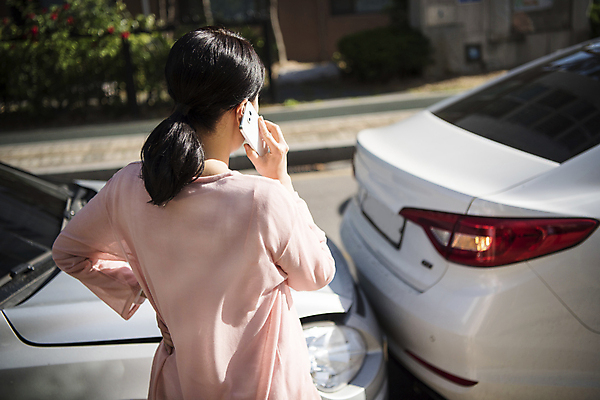 포토 JPG 주간 여자 자동차 한명 서기 들기 상반신 성인 야외 뒷모습 아웃포커스 30대 스마트폰 한국인 교통사고 주부 통화 접촉사고 차사고 성인여자한명만 국내포토 자연요소 1 육상교통 뷰포인트 모션 촬영기법 사람 동양인 장년 핸드폰 스마트기기 사건 여자한명만 성인여자만 파일형식