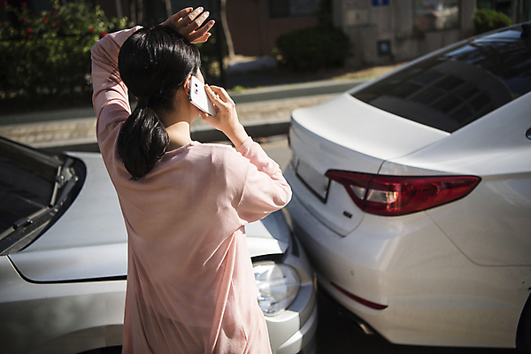 포토 JPG 주간 여자 자동차 한명 서기 들기 상반신 성인 야외 뒷모습 아웃포커스 30대 스마트폰 한국인 교통사고 주부 통화 접촉사고 차사고 성인여자한명만 국내포토 자연요소 1 육상교통 뷰포인트 모션 촬영기법 사람 동양인 장년 핸드폰 스마트기기 사건 여자한명만 성인여자만 파일형식