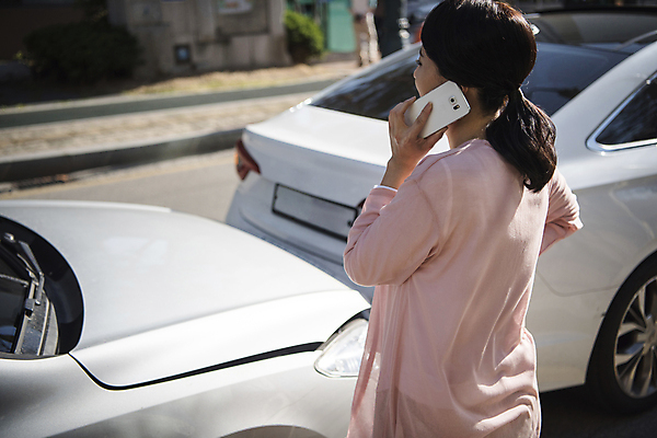 포토 JPG 주간 여자 자동차 한명 서기 들기 상반신 성인 야외 옆모습 아웃포커스 30대 스마트폰 한국인 교통사고 주부 통화 접촉사고 차사고 성인여자한명만 국내포토 자연요소 1 육상교통 뷰포인트 모션 촬영기법 사람 동양인 장년 핸드폰 스마트기기 사건 여자한명만 성인여자만 파일형식
