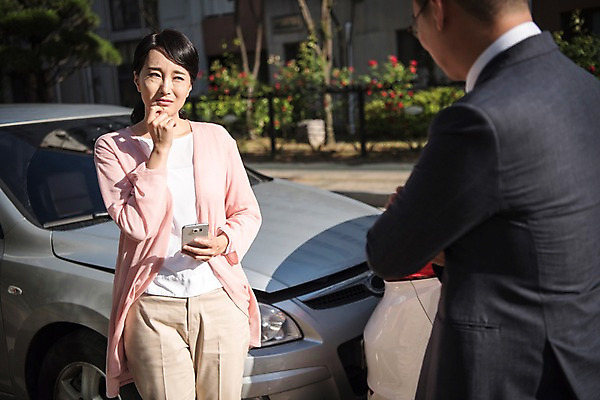 포토 JPG 주간 응시 여자 남자 자동차 서기 들기 상반신 성인 야외 두명 앞모습 뒷모습 아웃포커스 30대 스마트폰 한국인 찡그림 교통사고 접촉사고 차사고 국내포토 자연요소 시선 육상교통 뷰포인트 모션 촬영기법 표정 사람 동양인 장년 핸드폰 스마트기기 사건 파일형식