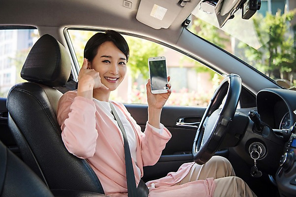 포토 JPG 주간 여자 자동차 한명 미소 들기 앉기 손짓 상반신 성인 야외 옆모습 30대 스마트폰 한국인 주부 차안 손전화 성인여자한명만 국내포토 자연요소 1 육상교통 뷰포인트 모션 표정 사람 동양인 장년 핸드폰 스마트기기 여자한명만 성인여자만 파일형식