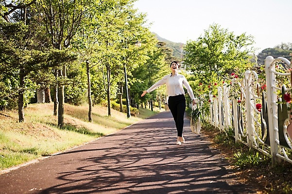 포토 JPG 주간 전신 나무 공원 여자 채소 한명 서기 미소 들기 성인 야외 앞모습 아웃포커스 30대 한국인 장바구니 즐거움 주부 에코백 성인여자한명만 국내포토 자연요소 식물 1 공공시설 감정 뷰포인트 가방 모션 촬영기법 표정 사람 동양인 장년 쇼핑 바구니 에코 여자한명만 성인여자만 파일형식