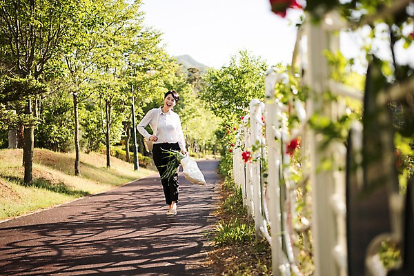 포토 JPG 주간 전신 나무 공원 여자 채소 한명 서기 미소 들기 성인 야외 앞모습 아웃포커스 30대 한국인 장바구니 즐거움 주부 에코백 성인여자한명만 국내포토 자연요소 식물 1 공공시설 감정 뷰포인트 가방 모션 촬영기법 표정 사람 동양인 장년 쇼핑 바구니 에코 여자한명만 성인여자만 파일형식