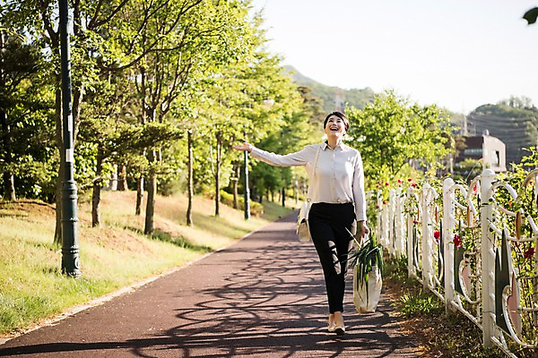 포토 JPG 주간 전신 나무 응시 공원 여자 채소 한명 서기 미소 들기 성인 야외 앞모습 아웃포커스 30대 한국인 장바구니 즐거움 주부 에코백 성인여자한명만 국내포토 자연요소 식물 1 시선 공공시설 감정 뷰포인트 가방 모션 촬영기법 표정 사람 동양인 장년 쇼핑 바구니 에코 여자한명만 성인여자만 파일형식