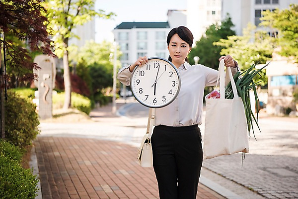 포토 JPG 주간 여자 시계 채소 한명 서기 들기 상반신 성인 야외 건물 앞모습 아웃포커스 30대 한국인 장바구니 주부 퇴근 워킹맘 6시 에코백 성인여자한명만 국내포토 자연요소 1 건축물 뷰포인트 가방 모션 엄마 촬영기법 사람 동양인 장년 쇼핑 바구니 시간 비즈니스우먼 에코 출퇴근 여자한명만 성인여자만 파일형식