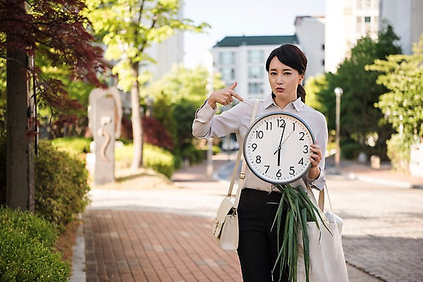 포토 JPG 주간 여자 시계 채소 한명 서기 들기 상반신 성인 야외 건물 앞모습 아웃포커스 30대 한국인 가리킴 장바구니 주부 퇴근 워킹맘 6시 에코백 성인여자한명만 국내포토 자연요소 1 건축물 뷰포인트 가방 모션 엄마 촬영기법 사람 동양인 손짓 장년 쇼핑 바구니 시간 비즈니스우먼 에코 출퇴근 여자한명만 성인여자만 파일형식