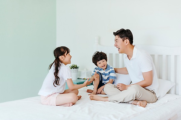 포토 JPG 전신 응시 여자 남자 딸 아들 어린이 가족 실내 미소 앉기 성인 앞모습 옆모습 세명 30대 한국인 침대 아빠 즐거움 국내포토 시선 감정 뷰포인트 가구 관계 모션 표정 사람 동양인 내부 장년 파일형식