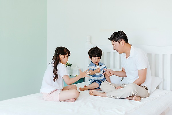 포토 JPG 전신 응시 여자 남자 딸 아들 어린이 가족 놀이 실내 미소 앉기 성인 앞모습 옆모습 세명 30대 한국인 침대 아빠 가위바위보 즐거움 국내포토 시선 감정 뷰포인트 가구 관계 모션 표정 사람 동양인 내부 장년 파일형식