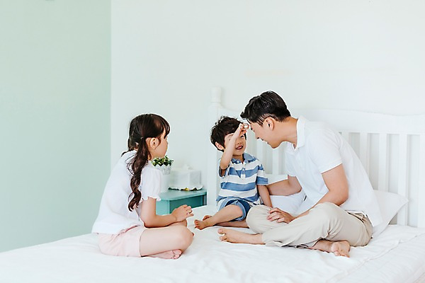 포토 JPG 전신 응시 여자 남자 딸 아들 어린이 장난 가족 실내 미소 앉기 성인 앞모습 옆모습 세명 30대 한국인 침대 아빠 즐거움 국내포토 시선 감정 뷰포인트 가구 관계 모션 표정 사람 동양인 내부 장년 파일형식