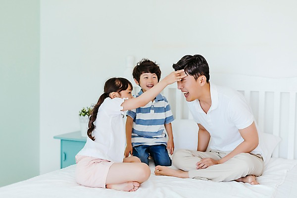 포토 JPG 전신 응시 여자 남자 딸 아들 어린이 가족 놀이 실내 미소 앉기 성인 앞모습 옆모습 세명 30대 한국인 침대 아빠 국내포토 시선 뷰포인트 가구 관계 모션 표정 사람 동양인 내부 장년 파일형식