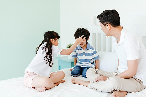 포토 JPG 전신 응시 여자 남자 딸 아들 어린이 가족 놀이 실내 미소 앉기 성인 앞모습 옆모습 세명 30대 한국인 침대 아빠 즐거움 국내포토 시선 감정 뷰포인트 가구 관계 모션 표정 사람 동양인 내부 장년 파일형식