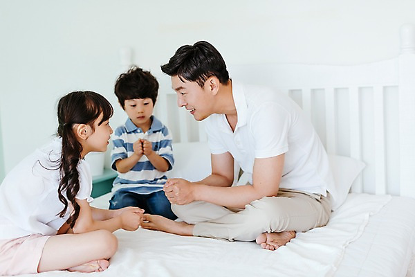 포토 JPG 전신 응시 여자 남자 딸 아들 어린이 가족 놀이 실내 미소 앉기 성인 앞모습 옆모습 아웃포커스 세명 30대 한국인 게임 침대 아빠 국내포토 시선 뷰포인트 가구 관계 모션 촬영기법 표정 사람 동양인 내부 장년 파일형식