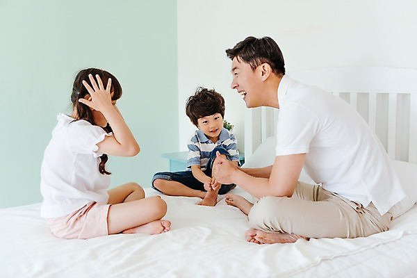 포토 JPG 전신 응시 여자 남자 딸 아들 어린이 가족 실내 미소 앉기 성인 앞모습 옆모습 세명 30대 한국인 게임 침대 아빠 즐거움 국내포토 시선 감정 뷰포인트 가구 관계 모션 놀이 표정 사람 동양인 내부 장년 파일형식