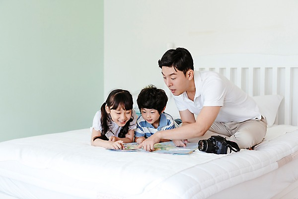 포토 JPG 응시 여자 남자 딸 아들 어린이 엎드리기 지도 가족 실내 미소 앉기 상반신 성인 앞모습 옆모습 세명 30대 카메라 한국인 침대 아빠 국내포토 시선 뷰포인트 가구 관계 모션 표정 사람 동양인 내부 장년 전자제품 파일형식