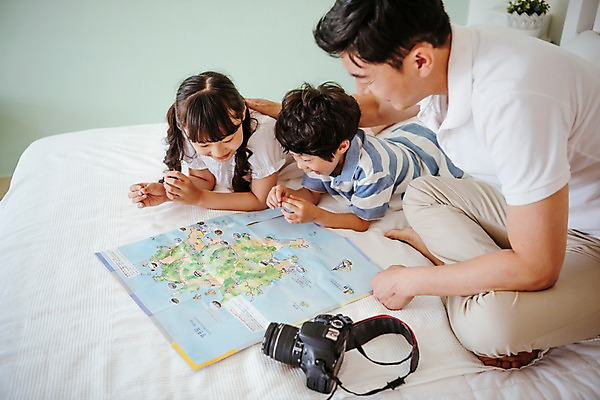 포토 JPG 응시 여자 남자 딸 아들 어린이 엎드리기 지도 가족 실내 미소 앉기 상반신 성인 앞모습 옆모습 세명 30대 카메라 한국인 침대 아빠 국내포토 시선 뷰포인트 가구 관계 모션 표정 사람 동양인 내부 장년 전자제품 파일형식