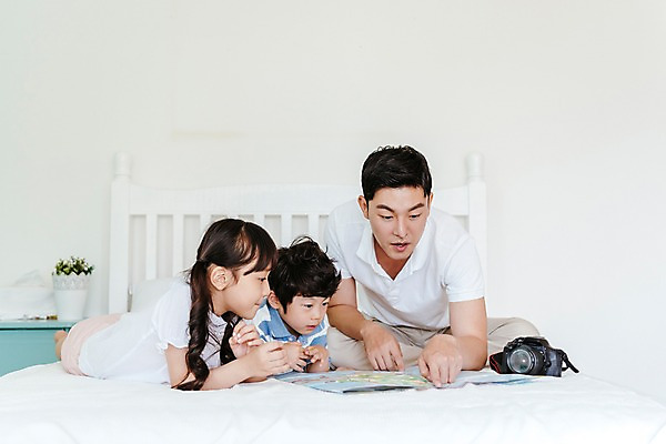 포토 JPG 응시 여자 남자 딸 아들 어린이 엎드리기 지도 가족 실내 미소 앉기 상반신 성인 앞모습 세명 30대 카메라 한국인 침대 가리킴 아빠 국내포토 시선 뷰포인트 가구 관계 모션 표정 사람 동양인 손짓 내부 장년 전자제품 파일형식