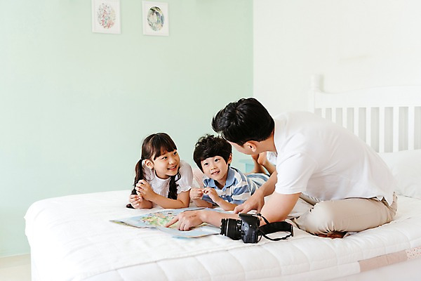 포토 JPG 응시 여자 남자 딸 아들 어린이 엎드리기 지도 가족 실내 미소 앉기 상반신 성인 앞모습 옆모습 세명 30대 카메라 한국인 침대 아빠 국내포토 시선 뷰포인트 가구 관계 모션 표정 사람 동양인 내부 장년 전자제품 파일형식