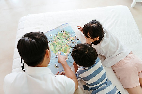 포토 JPG 여자 남자 딸 아들 어린이 엎드리기 지도 가족 실내 앉기 상반신 성인 뒷모습 세명 30대 하이앵글 한국인 침대 가리킴 아빠 국내포토 뷰포인트 가구 관계 모션 사람 동양인 손짓 내부 장년 파일형식