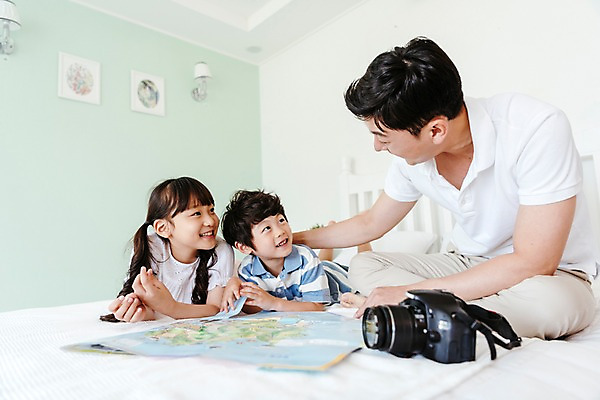 포토 JPG 응시 여자 남자 딸 아들 어린이 엎드리기 지도 가족 실내 미소 앉기 상반신 성인 앞모습 세명 30대 카메라 한국인 침대 아빠 국내포토 시선 뷰포인트 가구 관계 모션 표정 사람 동양인 내부 장년 전자제품 파일형식