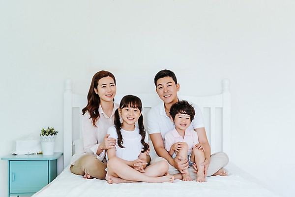 포토 JPG 전신 여자 남자 딸 아들 어린이 가족 엄마 실내 미소 앉기 여러명 성인 앞모습 30대 한국인 침대 아빠 국내포토 뷰포인트 가구 다수 관계 모션 표정 사람 동양인 내부 장년 파일형식