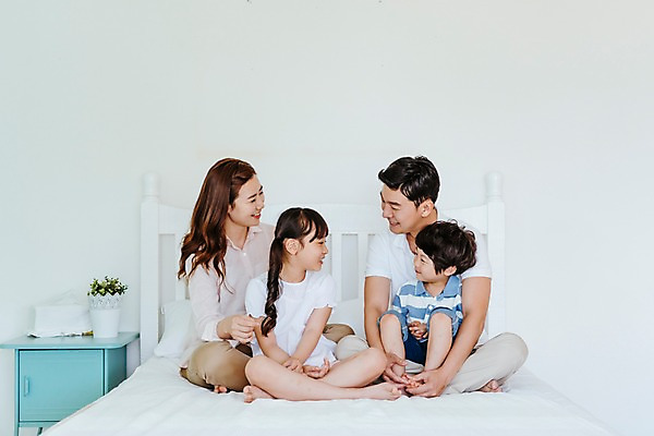 포토 JPG 전신 응시 여자 남자 딸 아들 어린이 가족 안기 엄마 실내 미소 앉기 여러명 성인 앞모습 30대 한국인 침대 아빠 국내포토 시선 뷰포인트 가구 다수 관계 모션 표정 사람 동양인 내부 장년 파일형식