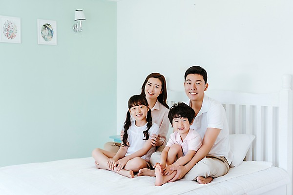 포토 JPG 전신 여자 남자 딸 아들 어린이 가족 안기 엄마 실내 미소 앉기 여러명 성인 옆모습 30대 한국인 침대 아빠 국내포토 뷰포인트 가구 다수 관계 모션 표정 사람 동양인 내부 장년 파일형식