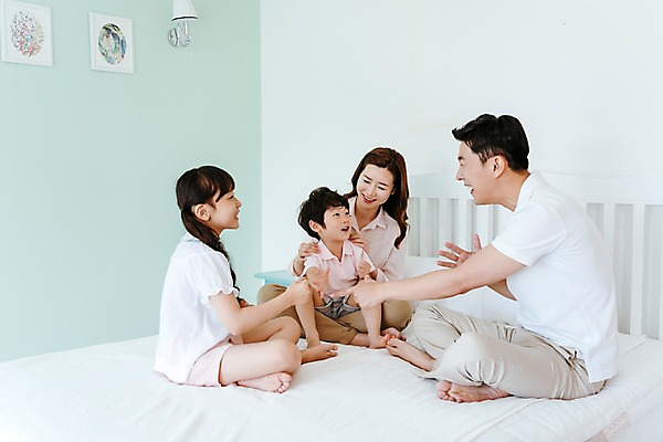 포토 JPG 전신 여자 남자 딸 아들 어린이 가족 안기 놀이 엄마 실내 미소 앉기 여러명 성인 앞모습 옆모습 30대 한국인 침대 아빠 즐거움 국내포토 감정 뷰포인트 가구 다수 관계 모션 표정 사람 동양인 내부 장년 파일형식