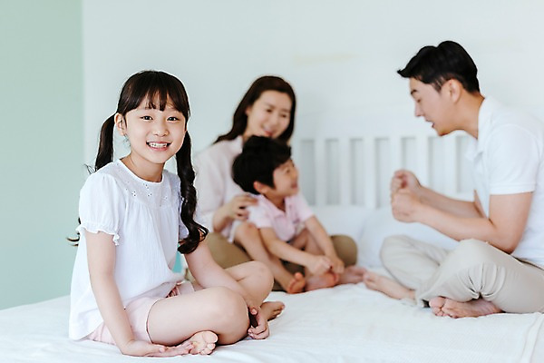 포토 JPG 전신 여자 남자 딸 아들 어린이 가족 놀이 엄마 실내 미소 앉기 여러명 성인 옆모습 아웃포커스 30대 한국인 침대 아빠 즐거움 국내포토 감정 뷰포인트 가구 다수 관계 모션 촬영기법 표정 사람 동양인 내부 장년 파일형식