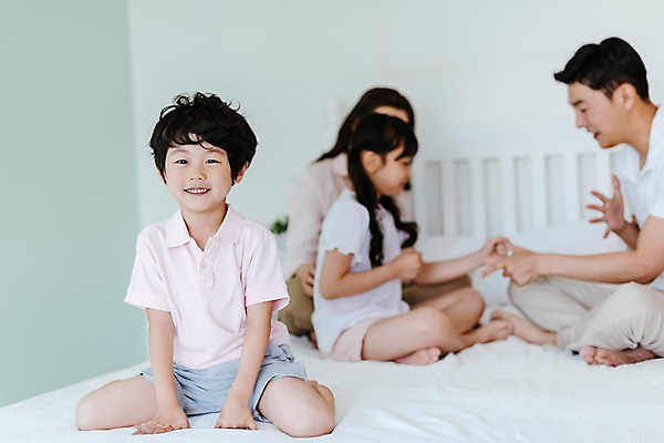 포토 JPG 전신 여자 남자 딸 아들 어린이 가족 놀이 엄마 실내 미소 앉기 여러명 상반신 성인 앞모습 아웃포커스 30대 한국인 침대 아빠 즐거움 국내포토 감정 뷰포인트 가구 다수 관계 모션 촬영기법 표정 사람 동양인 내부 장년 파일형식